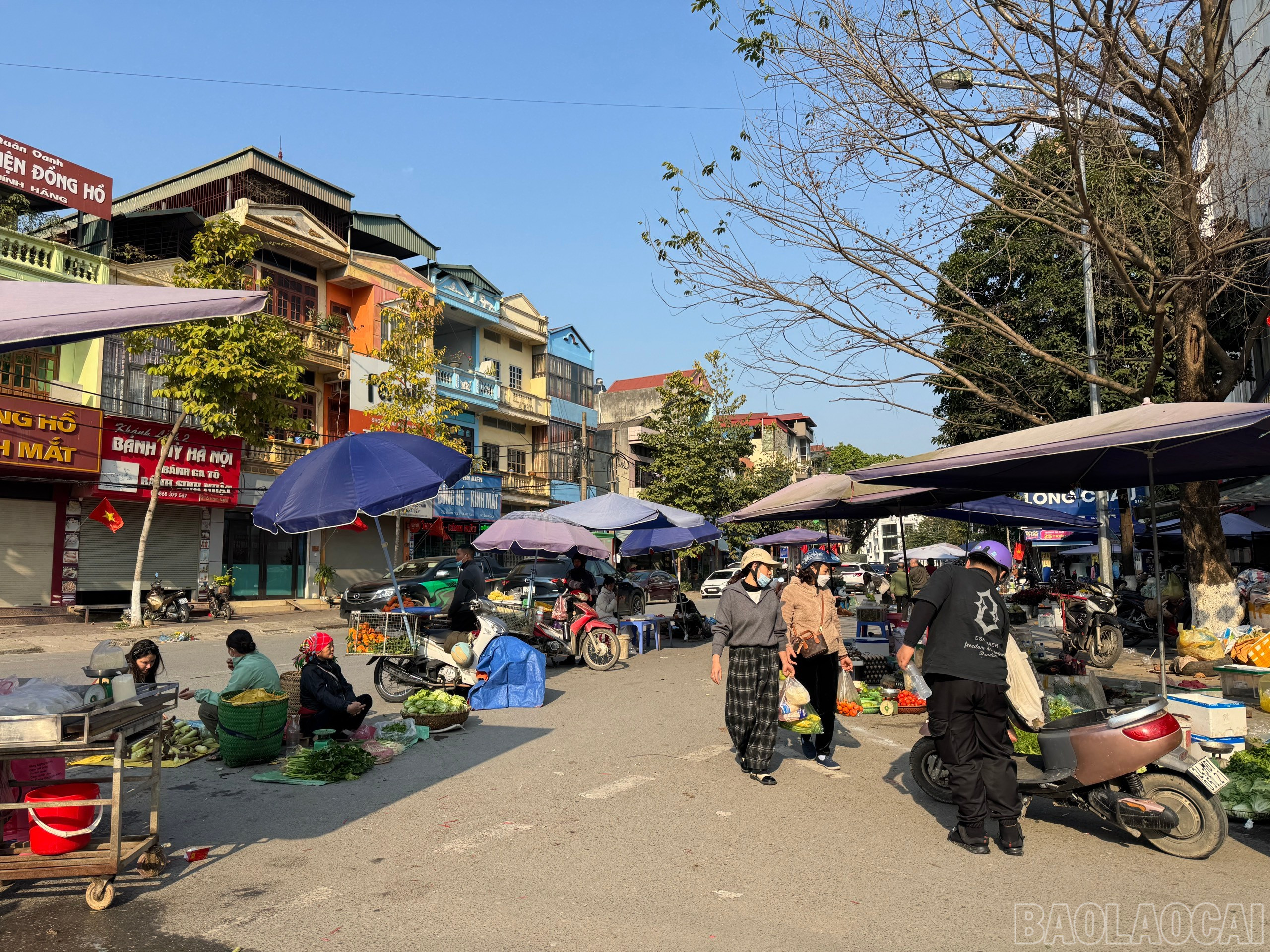 Khu vực chợ Kim Tân, hoạt động mua bán đã diễn ra từ sáng mồng 2 tết. baolaocai-br_z6274982381186-1cb3d698ef014564635a7c0f8e92cd96.jpg