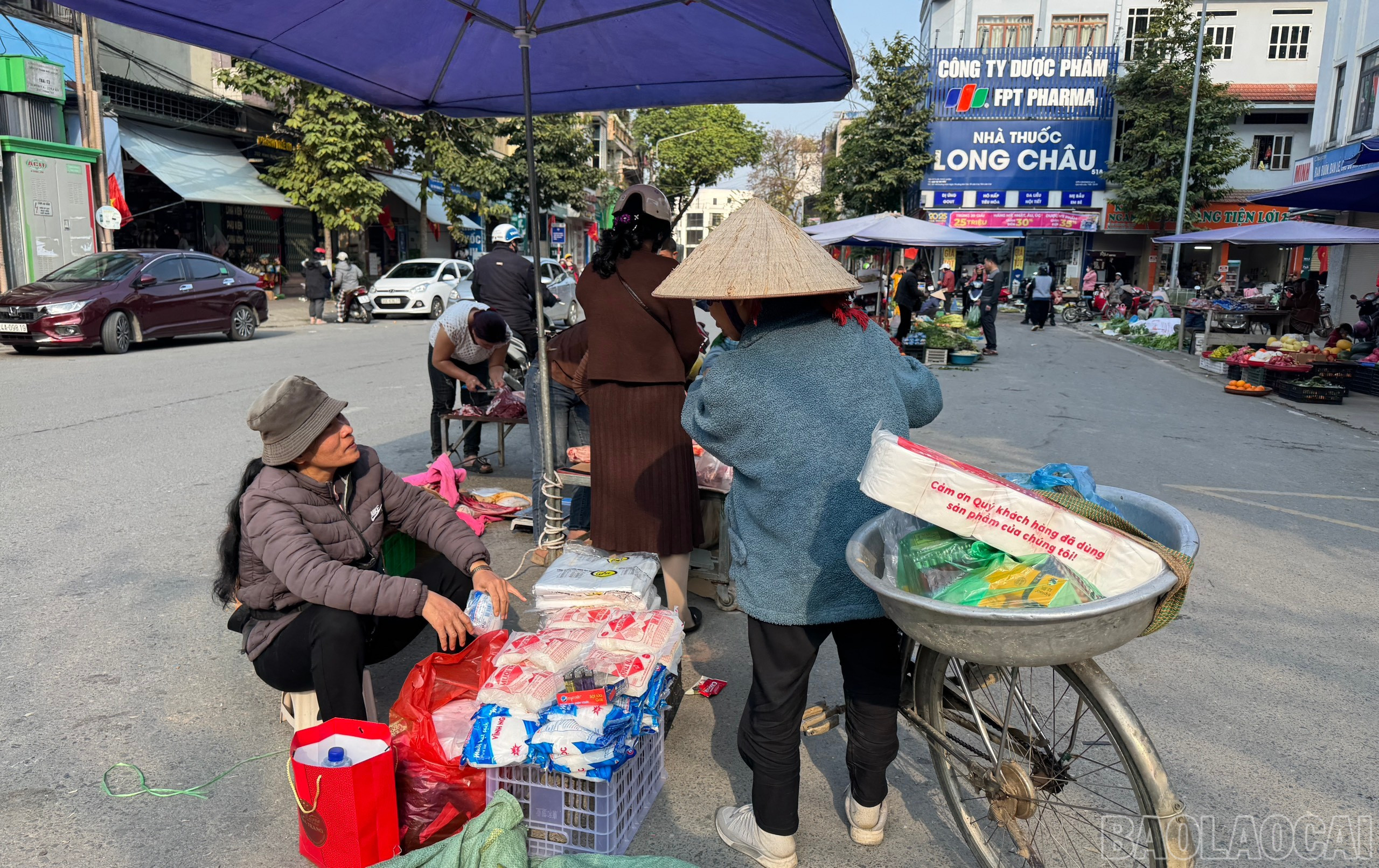 Một số tiểu thương chọn ngày mùng 2 Tết bán hàng trở lại với hy vọng một năm mua bán thuận lợi. baolaocai-br_z6274982295931-3a59e442442f3493ff7d83e7998eae98.jpg