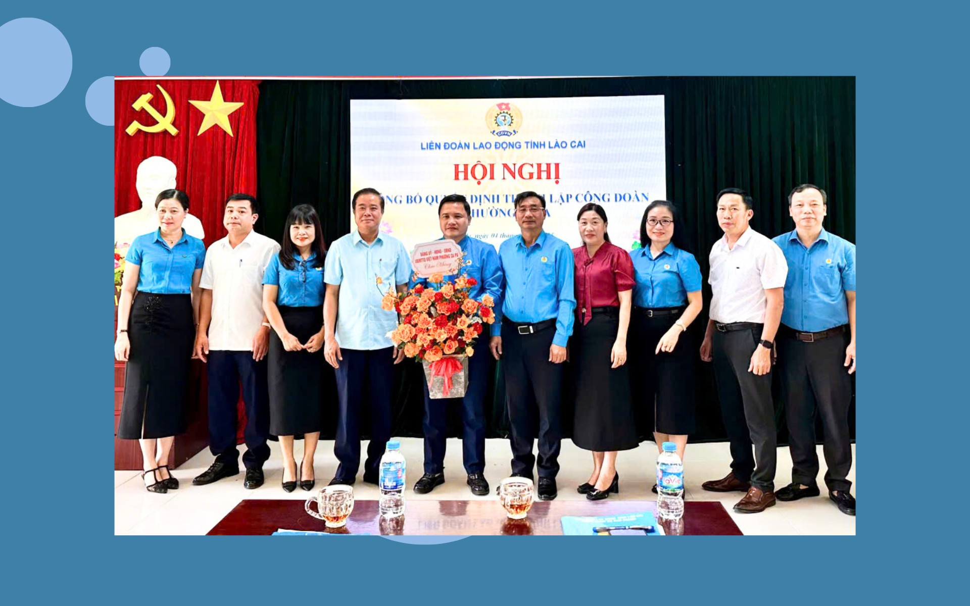 Lãnh đạo Liên đoàn Lao động tỉnh trao quyết định, tặng hoa chúc mừng thành lập Công đoàn phường Sa Pa. blue-minimalist-travel-agency-presentation-1920-1200-px-946.png