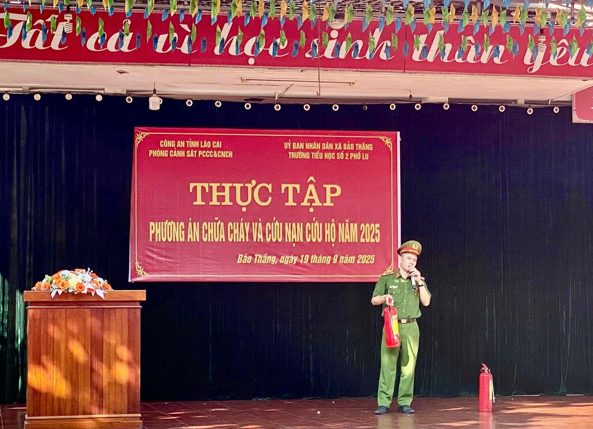 Cán bộ Đội Phòng cháy chữa cháy và Cứu nạn, cứu hộ khu vực 6 hướng dẫn cách sử dụng bình chữa cháy trong tình huống khẩn cấp. img-9089.jpg