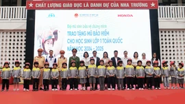 Tặng 201 mũ bảo hiểm cho học sinh lớp 1