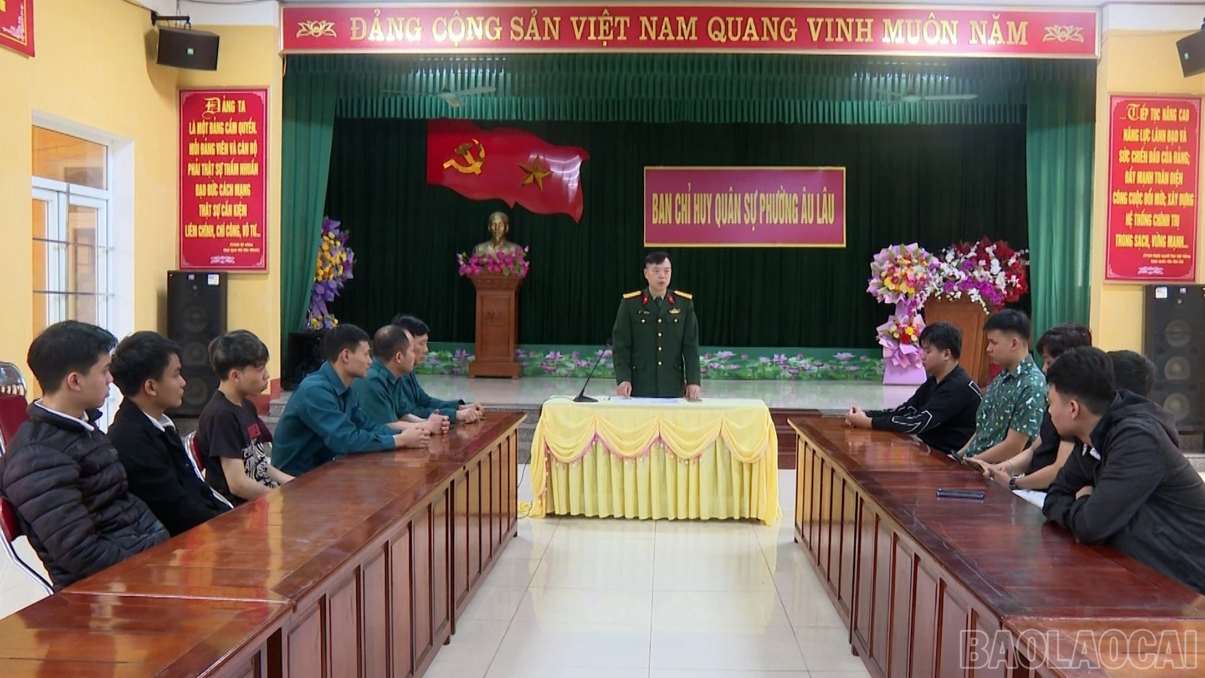 Ban Chỉ huy quân sự phường Âu Lâu gặp mặt công dân trước khi lên đường nhập ngũ.