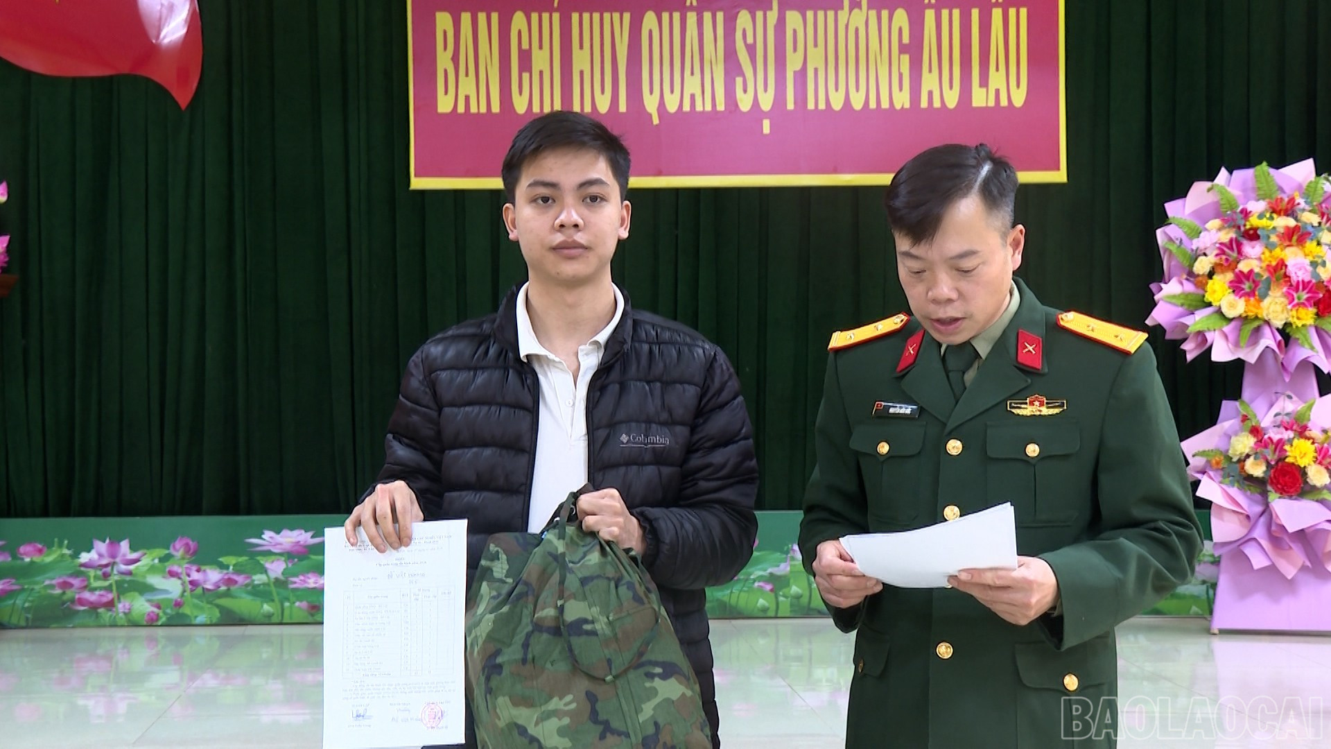 Công dân Đỗ Việt Hoàng nhận quân trang.