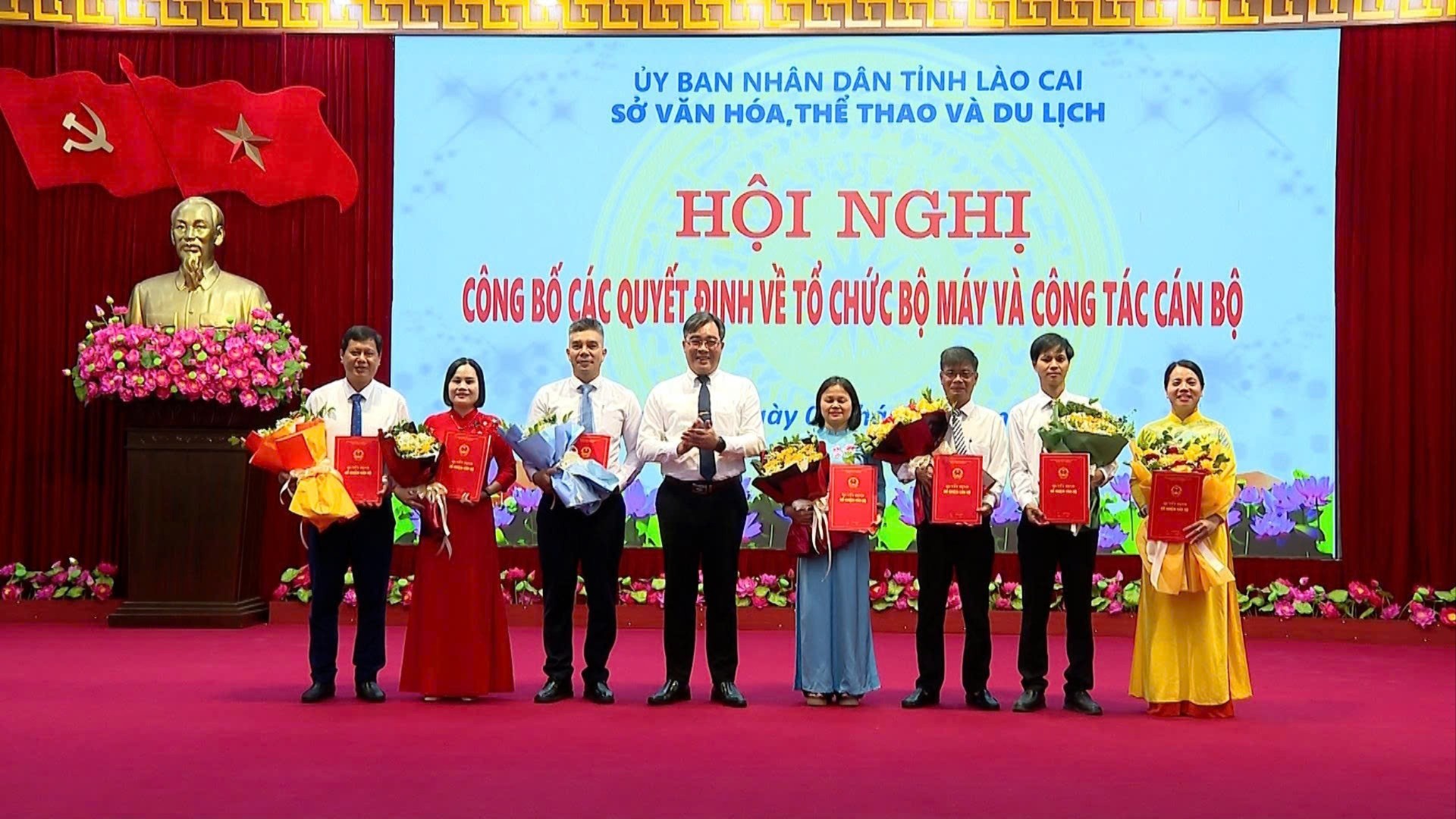 Đồng chí Nông Việt Yên, Giám đốc Sở Văn hóa - Thể thao và Du lịch trao quyết định cho các trưởng phòng chuyên môn. o-yen-659.jpg