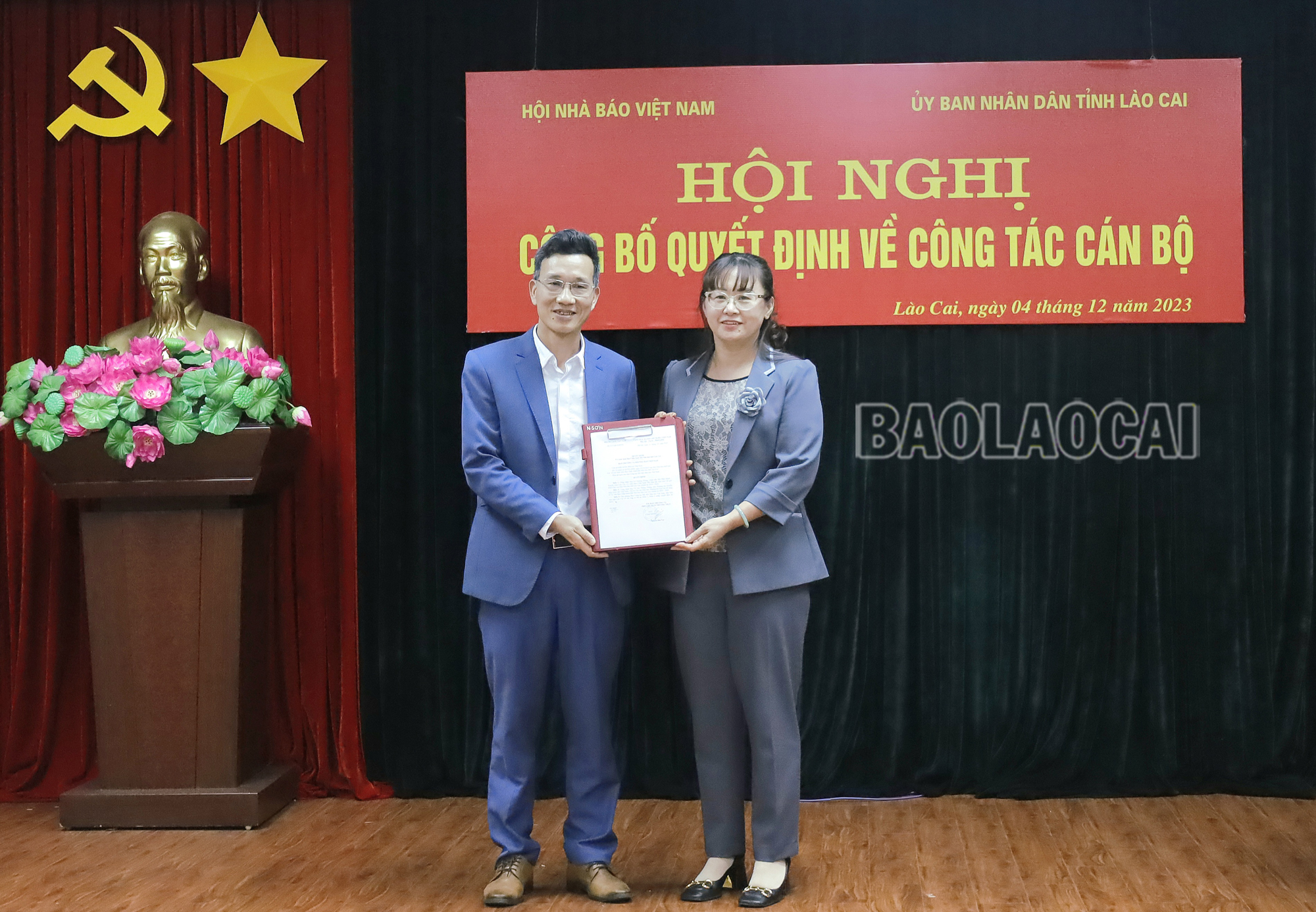 Đồng chí Giàng Thị Dung trao Quyết định của Thường trực Hội Nhà báo Việt Nam cho nhà báo Lê Trường Giang. CT Hoinhabao (1).JPG
