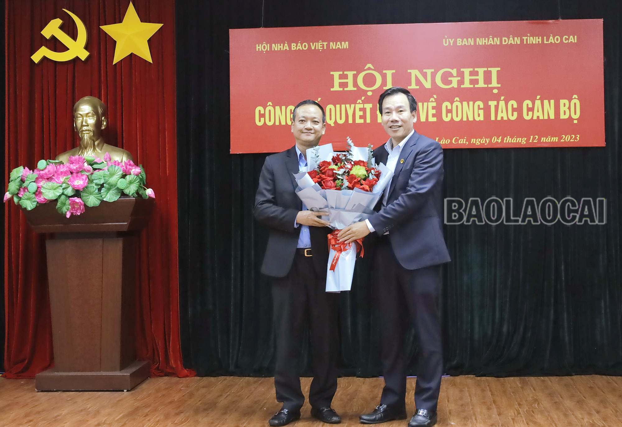 Đồng chí Dương Đức Huy tặng hoa chia tay đồng chí Vũ Hùng Dũng. CT Hoinhabao (7).JPG
