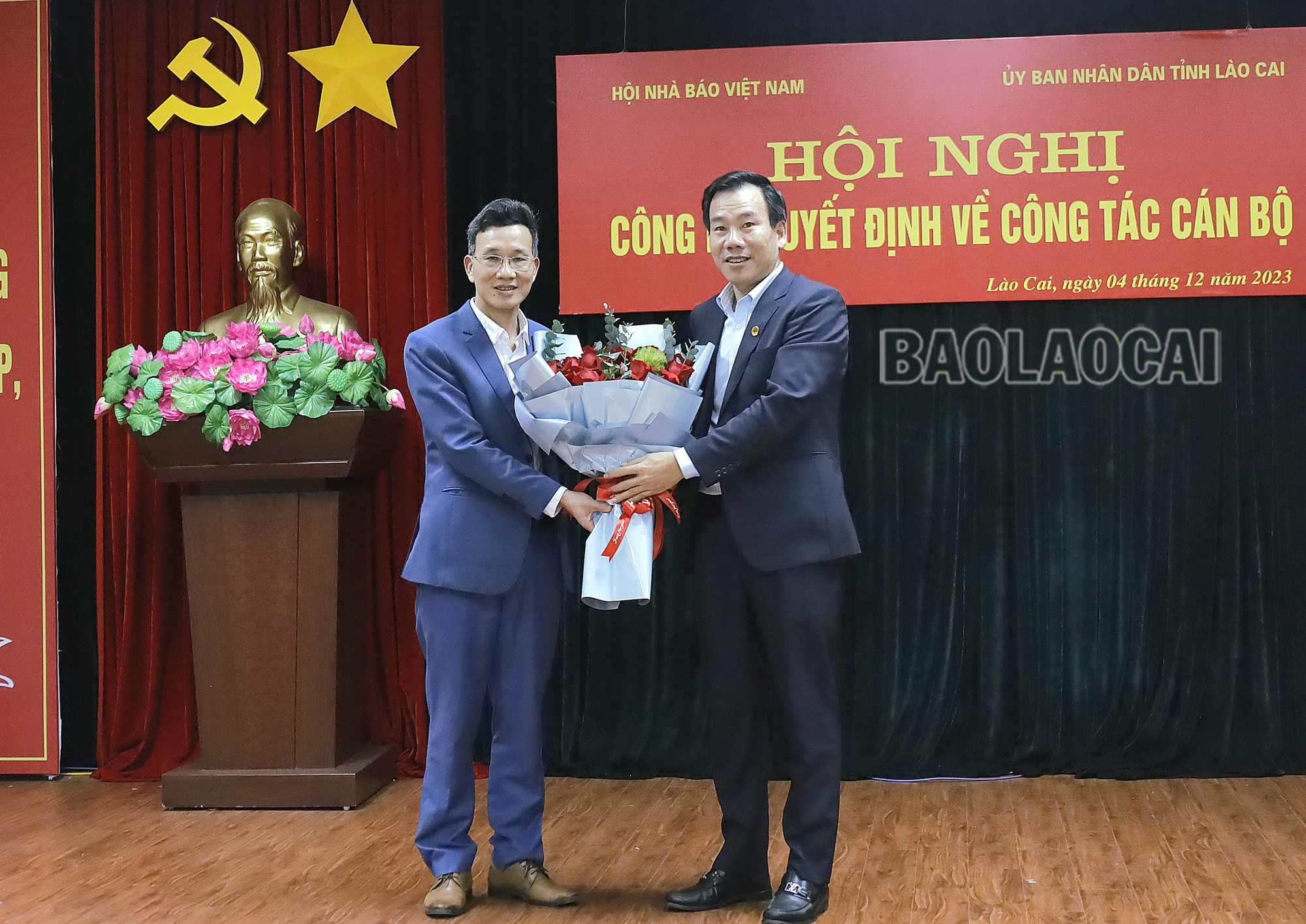 Đồng chí Dương Đức Huy tặng hoa chúc mừng nhà báo Lê Trường Giang. CT Hoinhabao (5).JPG