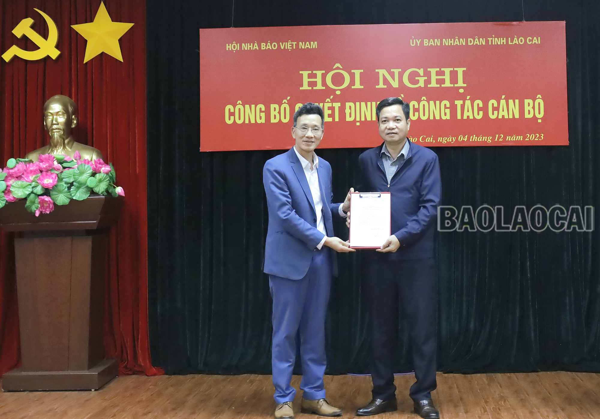 Nhà báo Vũ Văn Thắng nhận quyết định công nhận tham gia Ủy viên Ban Chấp hành Hội Nhà báo tỉnh. CT Hoinhabao (6).JPG