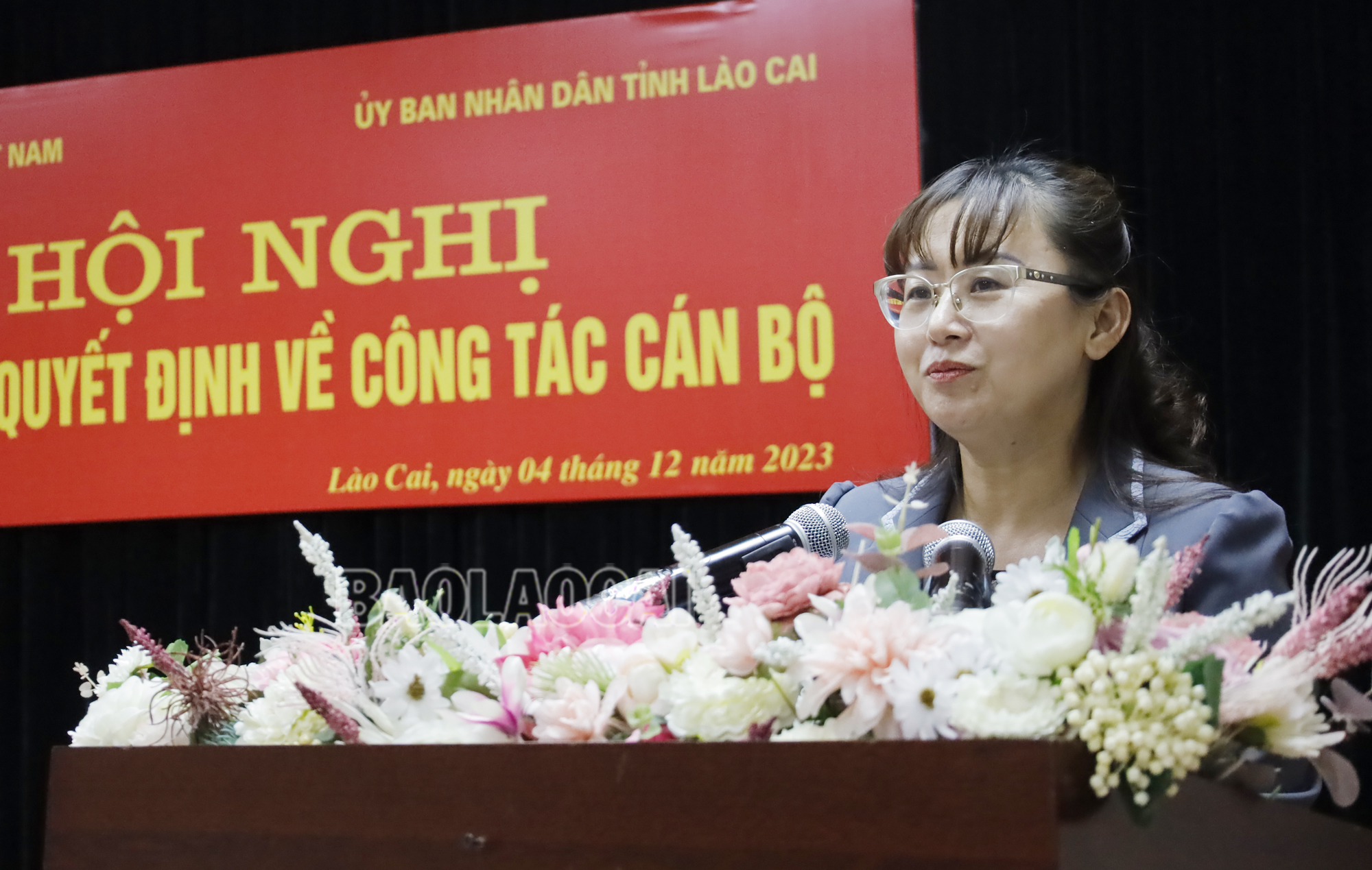 Đồng chí Giàng Thị Dung phát biểu giao nhiệm vụ cho tân Chủ tịch Hội Nhà báo tỉnh. CT Hoinhabao (2).JPG