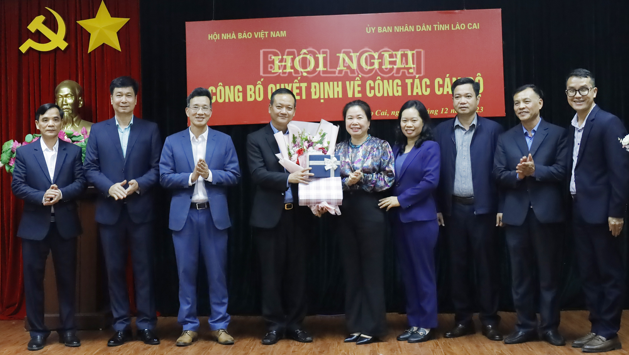 Các cơ quan, đơn vị tặng hoa chia tay đồng chí Vũ Hùng Dũng. CT Hoinhabao (9).JPG