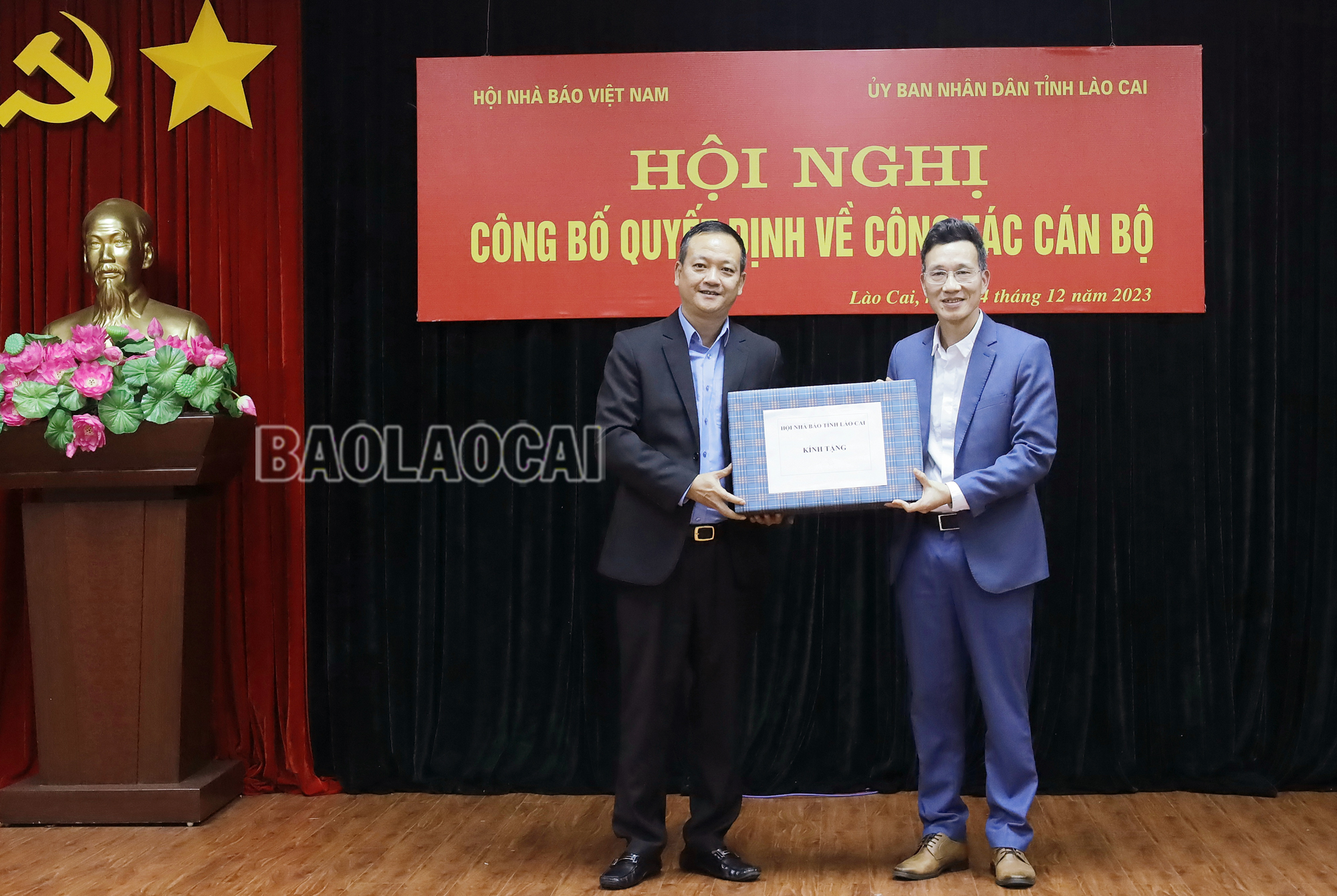 Tân Chủ tịch Hội Nhà báo tỉnh tặng quà chia tay đồng chí Vũ Hùng Dũng. CT Hoinhabao (8).JPG
