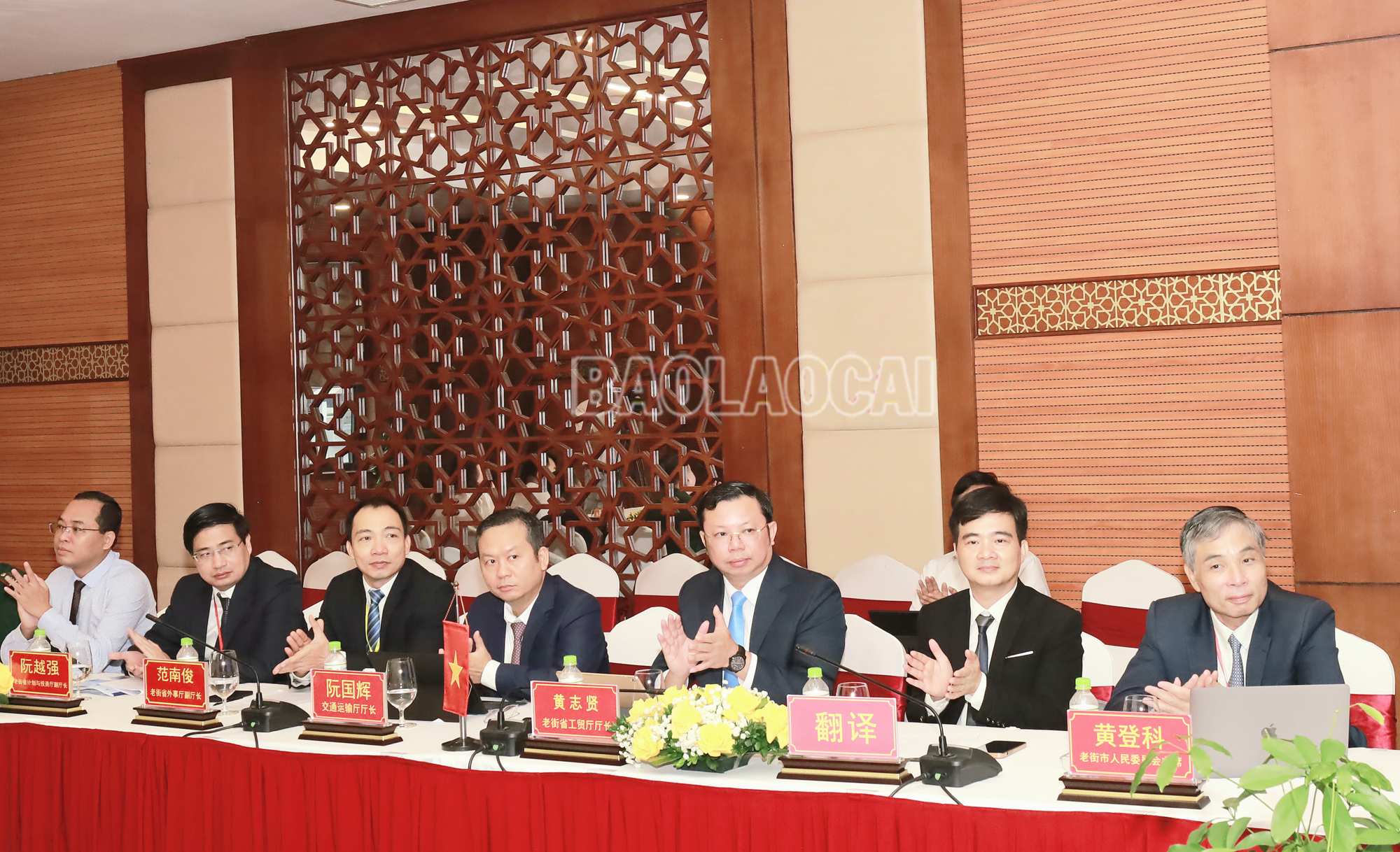 Đại diện các cơ quan, địa phương tỉnh Lào Cai tham gia hội đàm. Hoidam11 (4).JPG