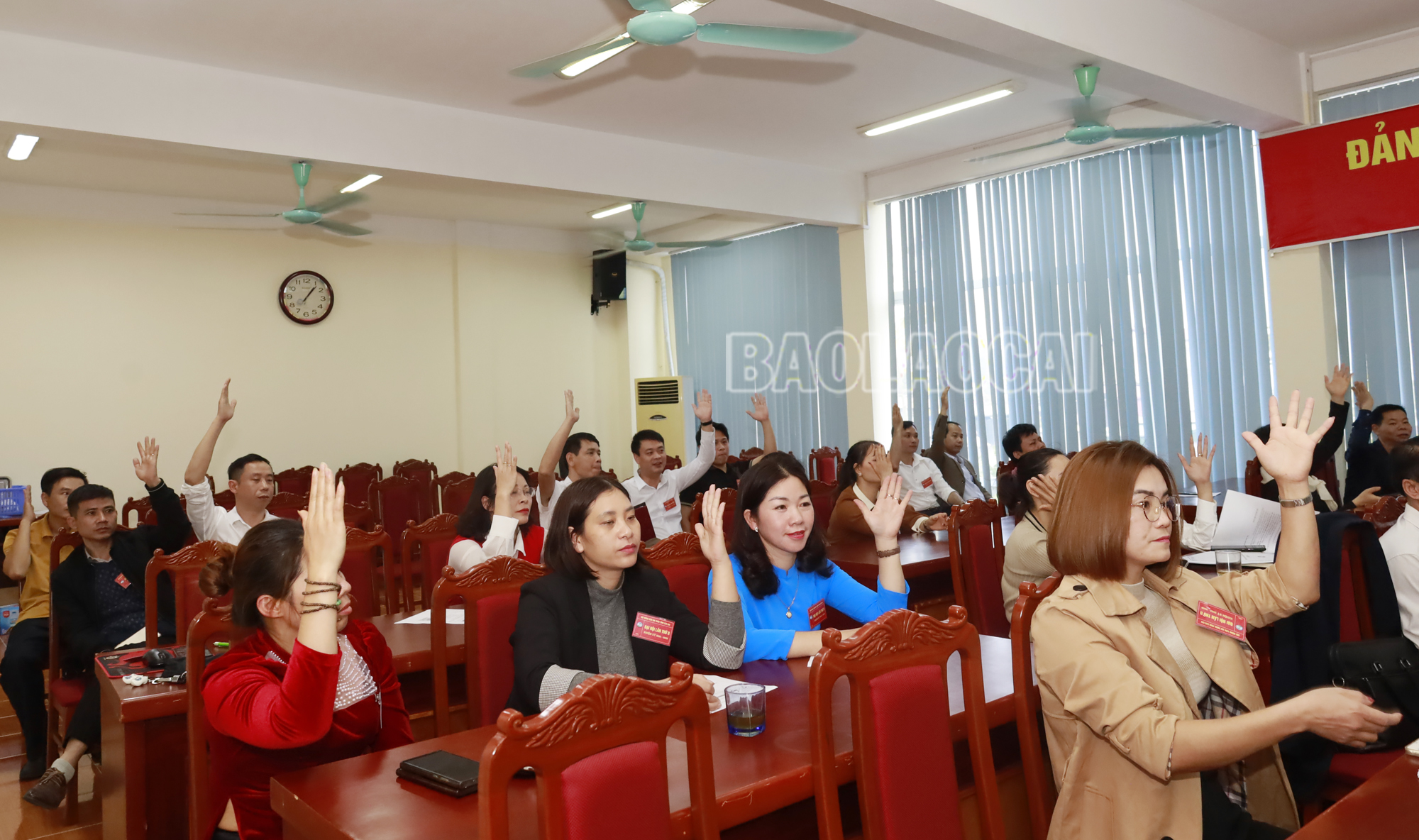 Đại biểu biểu quyết bầu Ban Chấp hành Hội Nông sản an toàn tỉnh Lào Cai nhiệm kỳ 2023 – 2028. nsat-3-1719.jpg