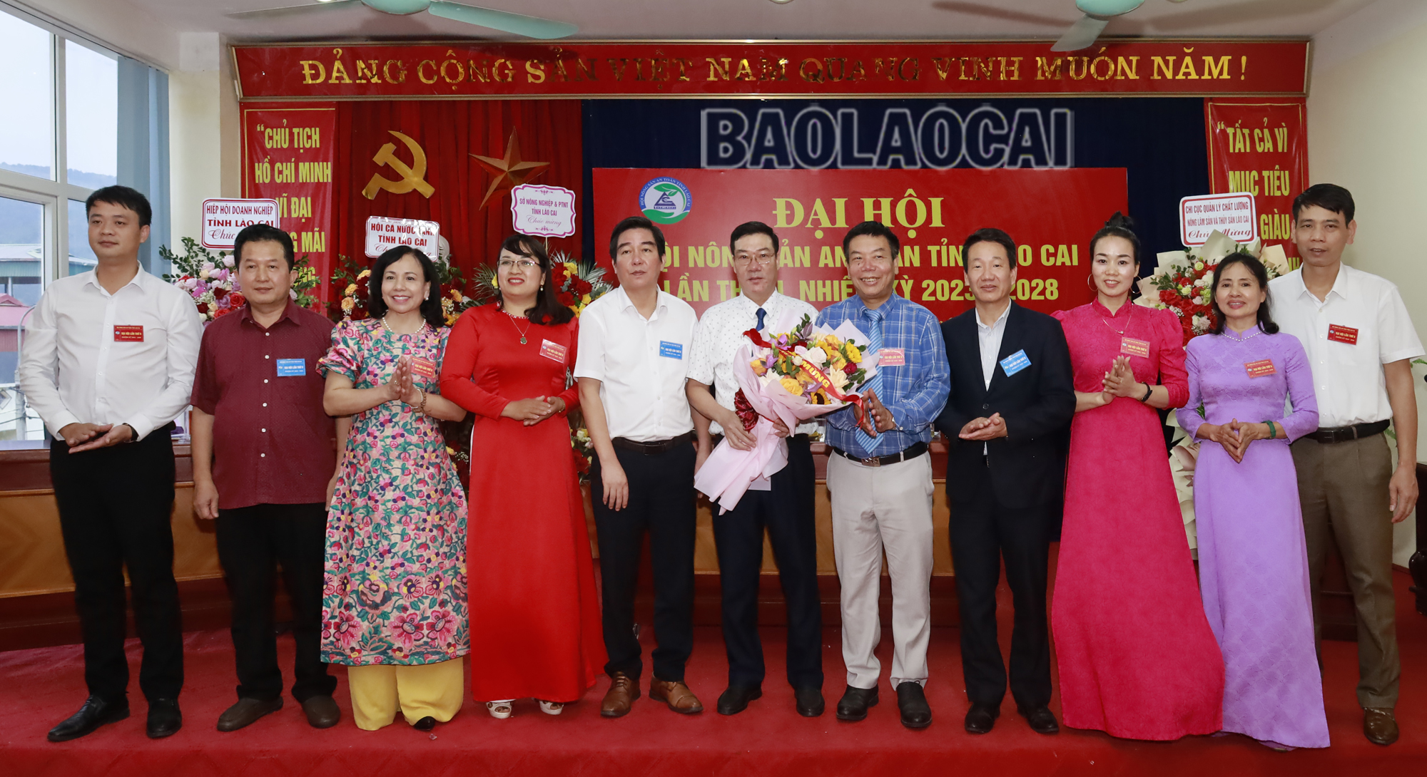 Đại diện Sở Nông nghiệp và Phát triển nông thôn tặng hoa chúc mừng Ban Chấp hành Hội Nông sản an toàn tỉnh Lào Cai nhiệm kỳ 2023 – 2028. nsat-2-6823.jpg