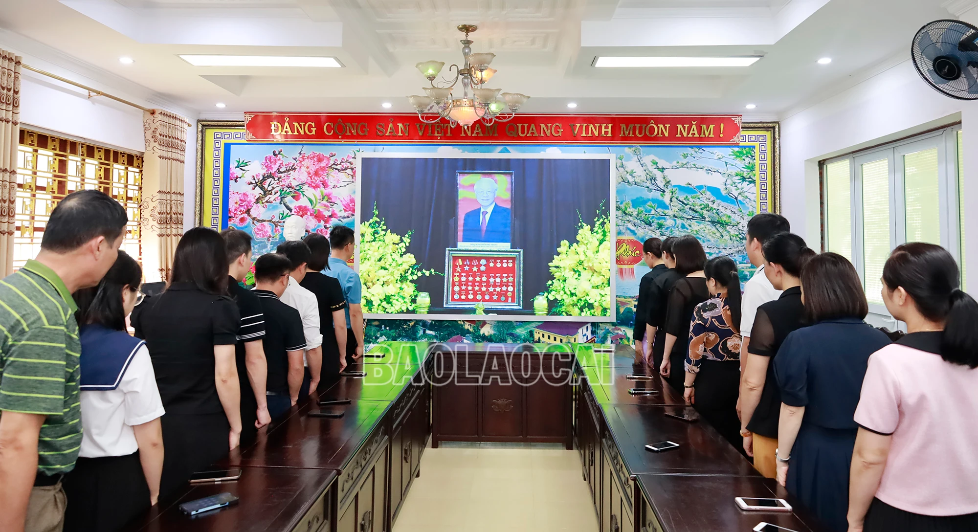 Cán bộ, công chức dành phút mặc niệm, tưởng nhớ Tổng Bí thư Nguyễn Phú Trọng.