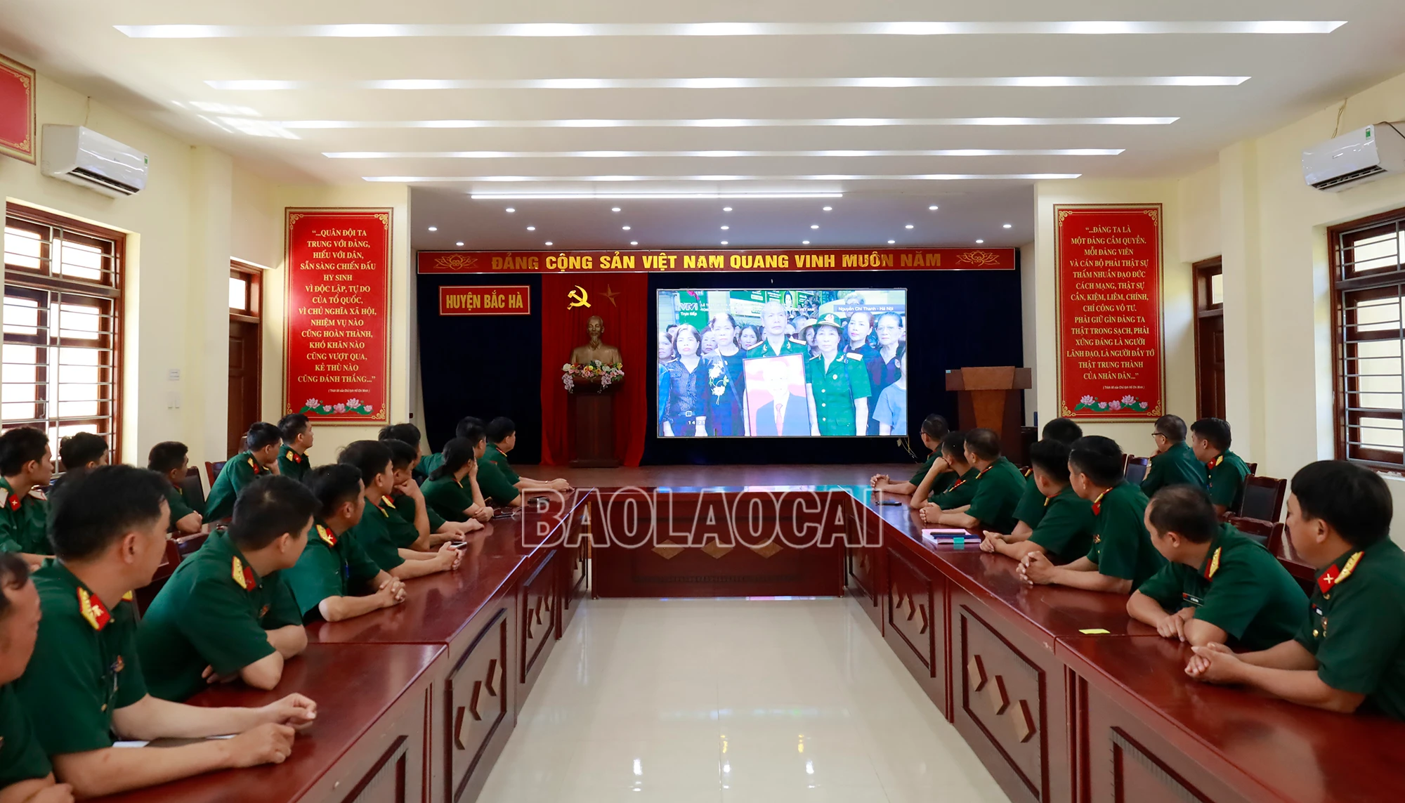 Cán bộ, chiến sĩ Ban Chỉ huy Quân sự huyện Bắc Hà theo dõi Lễ truy điệu và an táng Tổng Bí thư qua truyền hình trực tiếp.