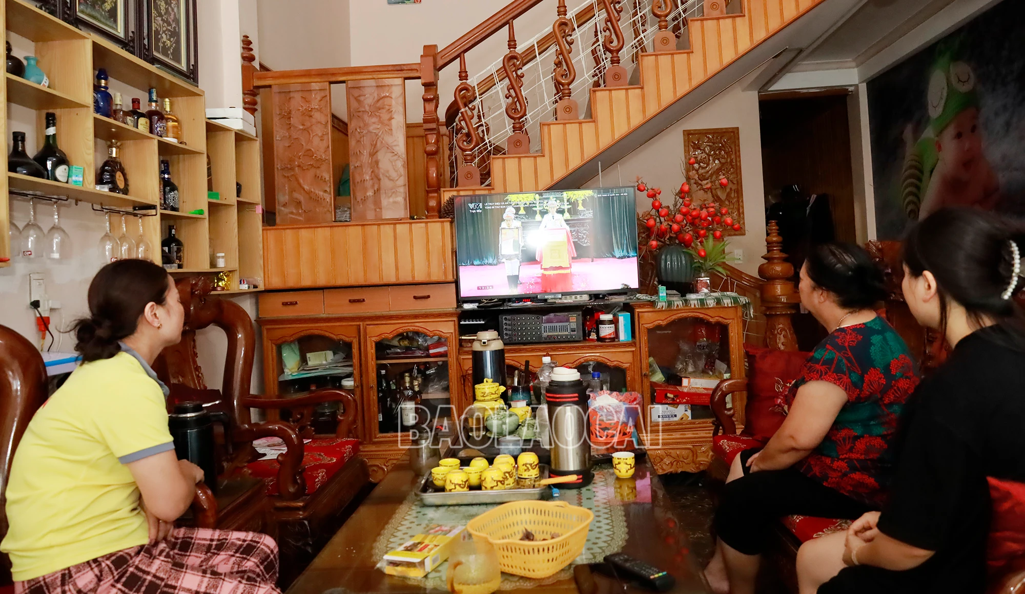 Gia đình bà Vũ Thị Đô, tổ dân phố Nậm Sắt 1, thị trấn Bắc Hà dừng công việc kinh doanh để theo dõi truyền hình trực tiếp Lễ truy điệu và an táng Tổng Bí thư Nguyễn Phú Trọng.