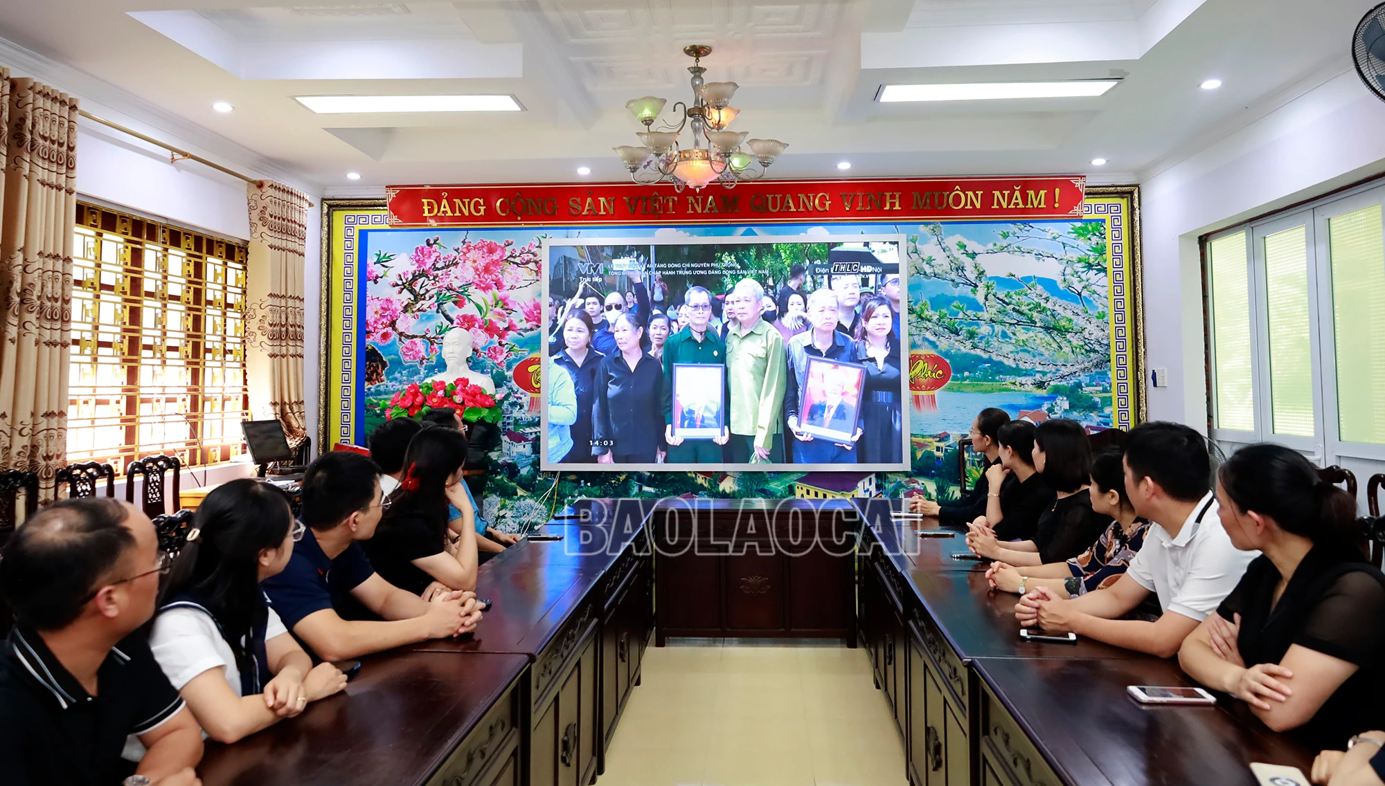 Lãnh đạo, cán bộ Huyện ủy Bắc Hà theo dõi trực tiếp Lễ truy điệu và an táng Tổng Bí thư.