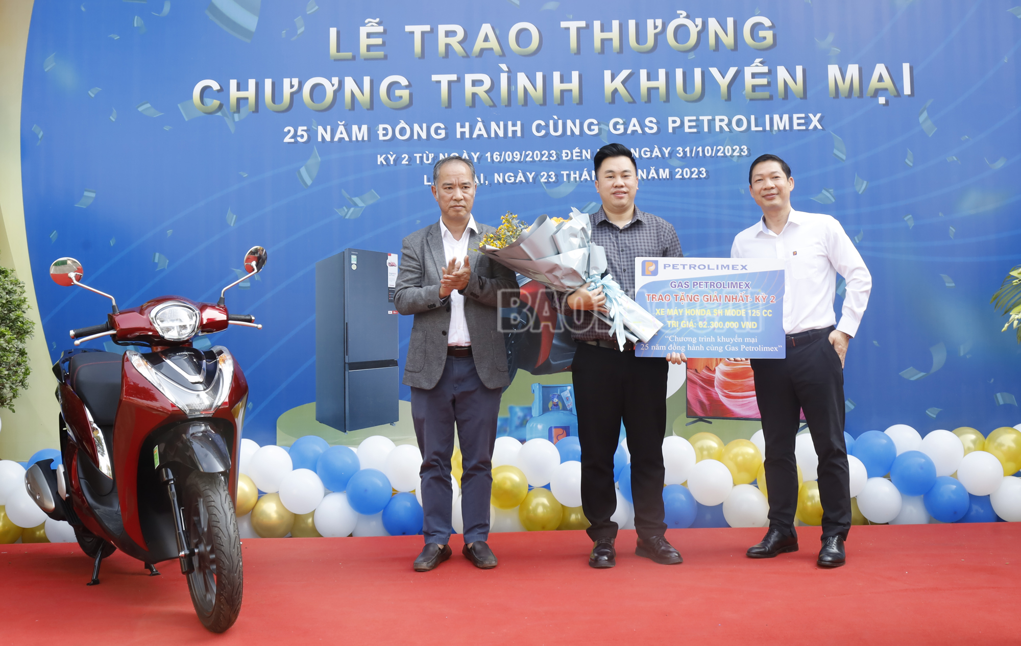 Trao thưởng cho khách hàng trúng giải Nhất - xe máy SH mode 125cc. Xangdau (1).JPG