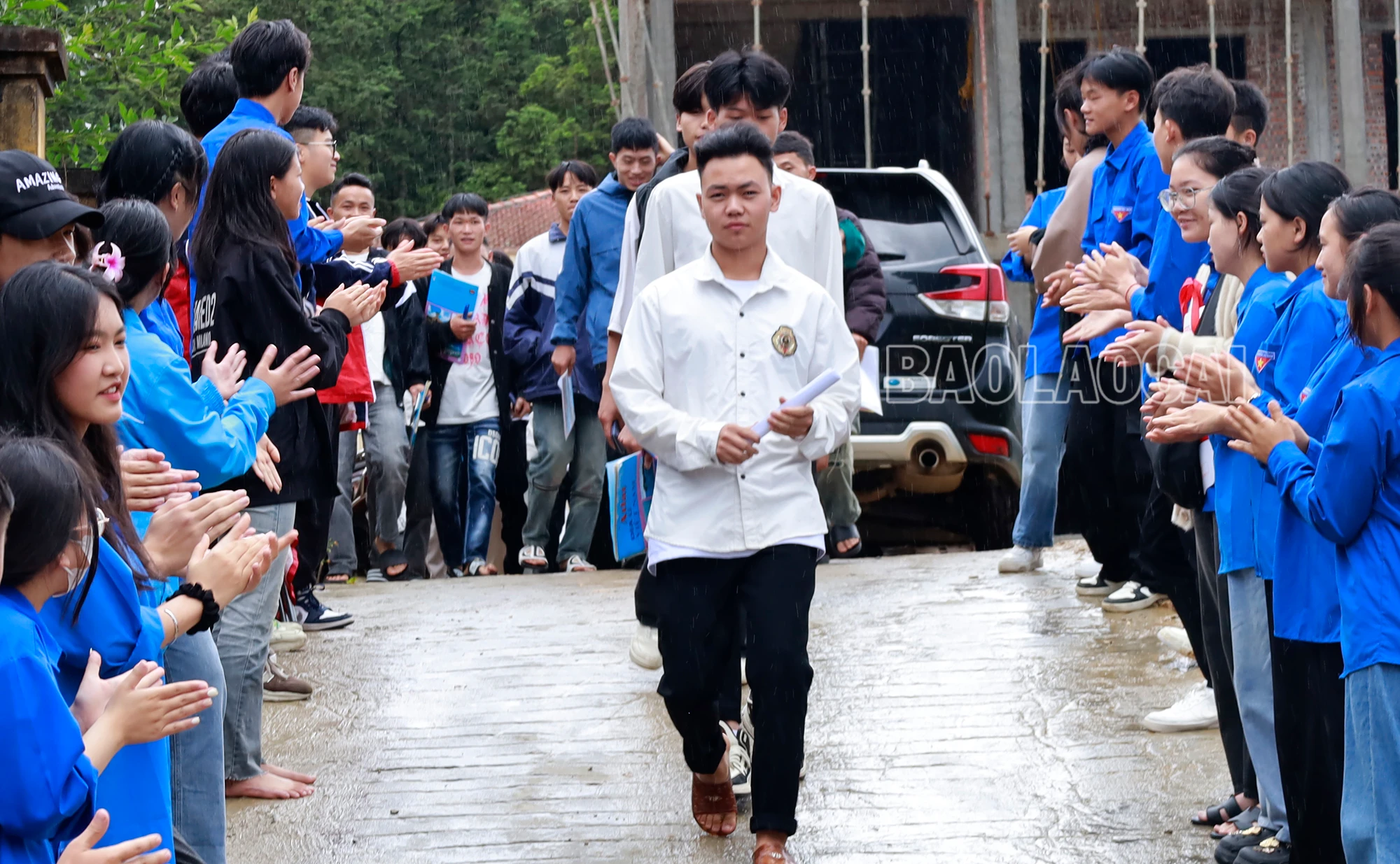 Thí sinh thi KHTN đăm chiêu rời phòng thi vì đề khó.
