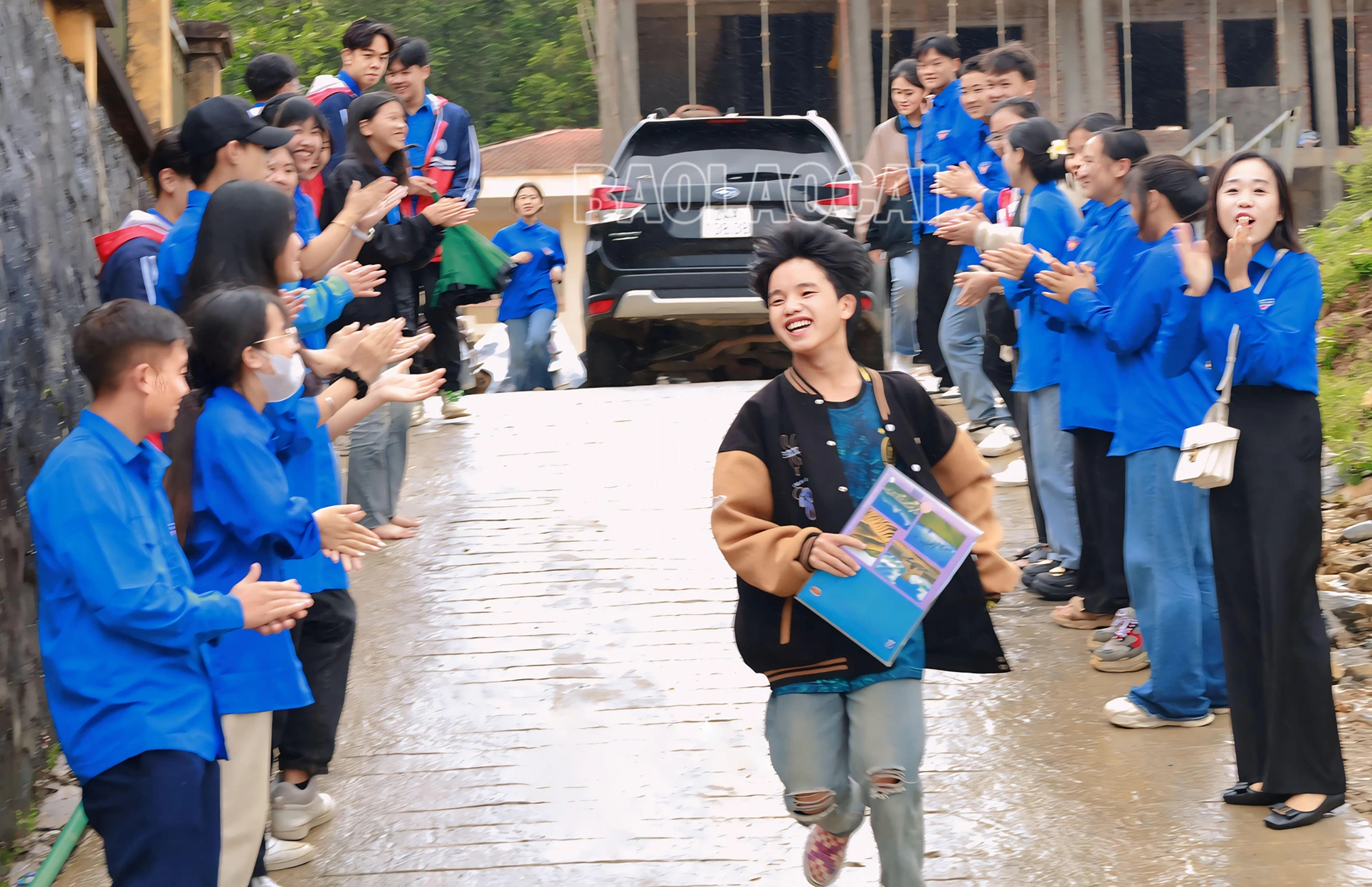 Thí sinh thi tổ hợp KHXH tại Sa Pa rạng rỡ rời phòng thi.