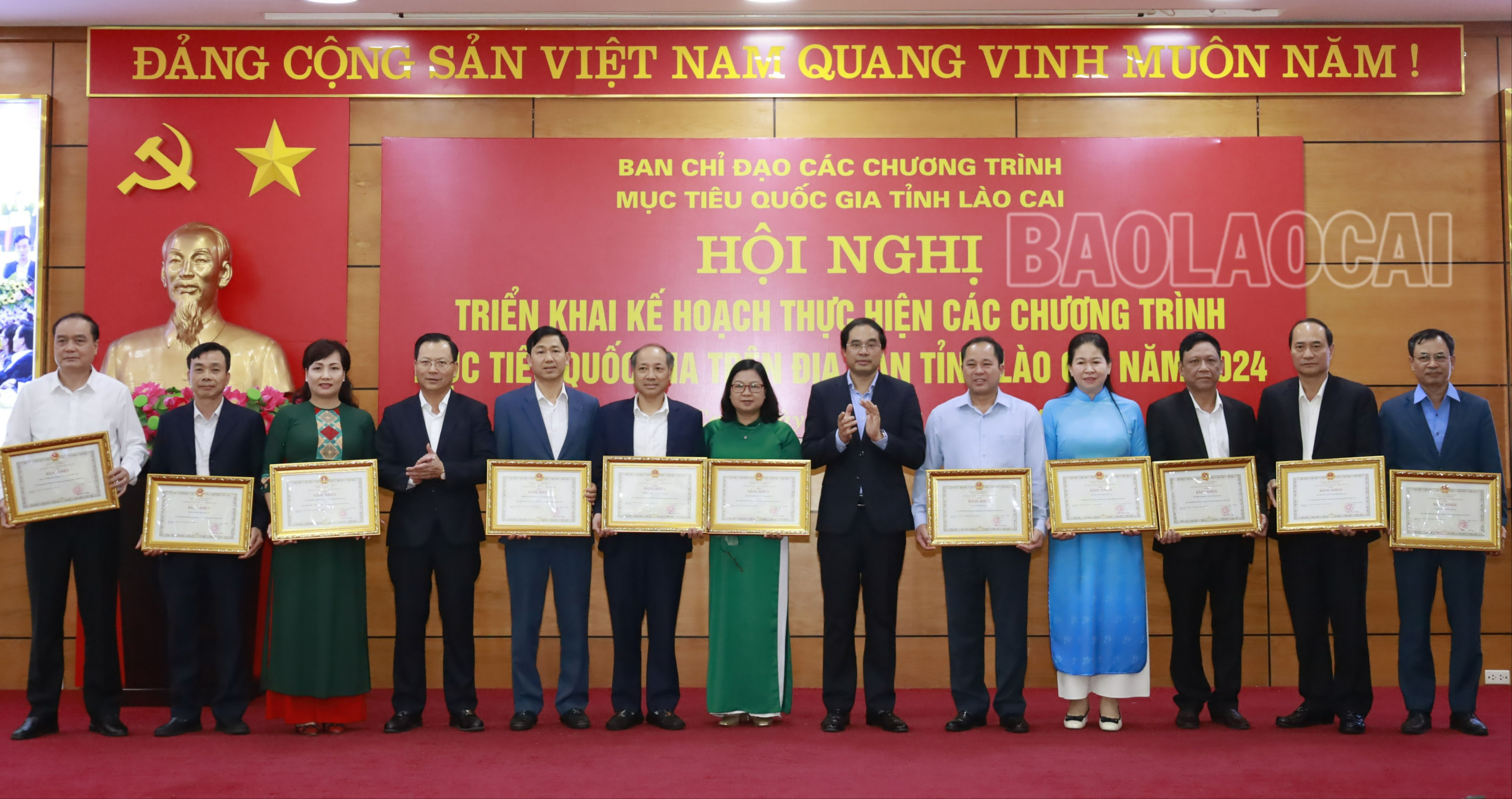 Chủ tịch UBND tỉnh Trịnh Xuân Trường tặng Bằng khen cho các tập thể có thành tích xuất sắc thực hiện các chương trình MTQG. 20240307121829__MG_0301.JPG