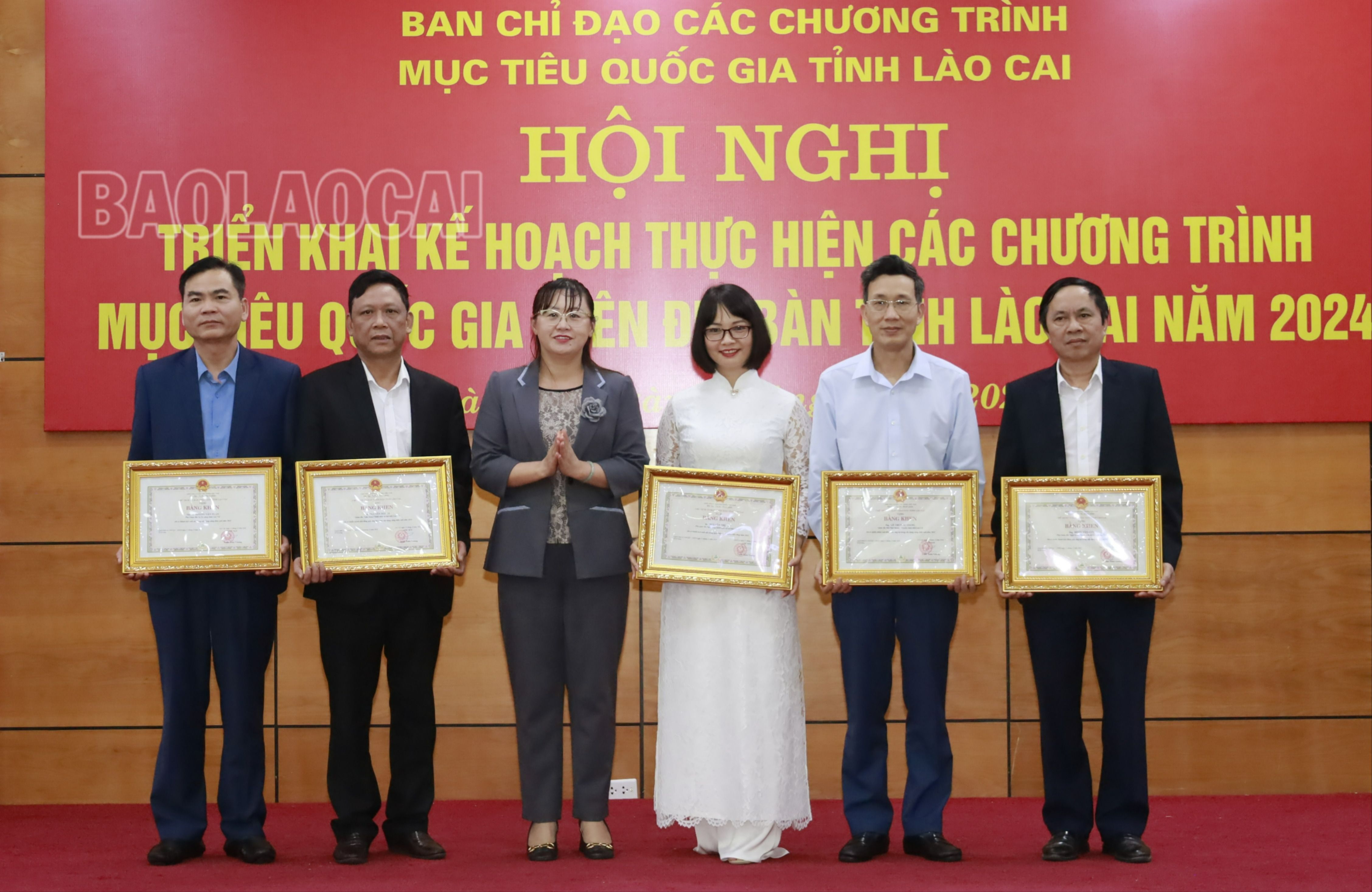 Tặng Bằng khen của Chủ tịch UBND tỉnh cho các cá nhân. 20240307122046__MG_0315.JPG