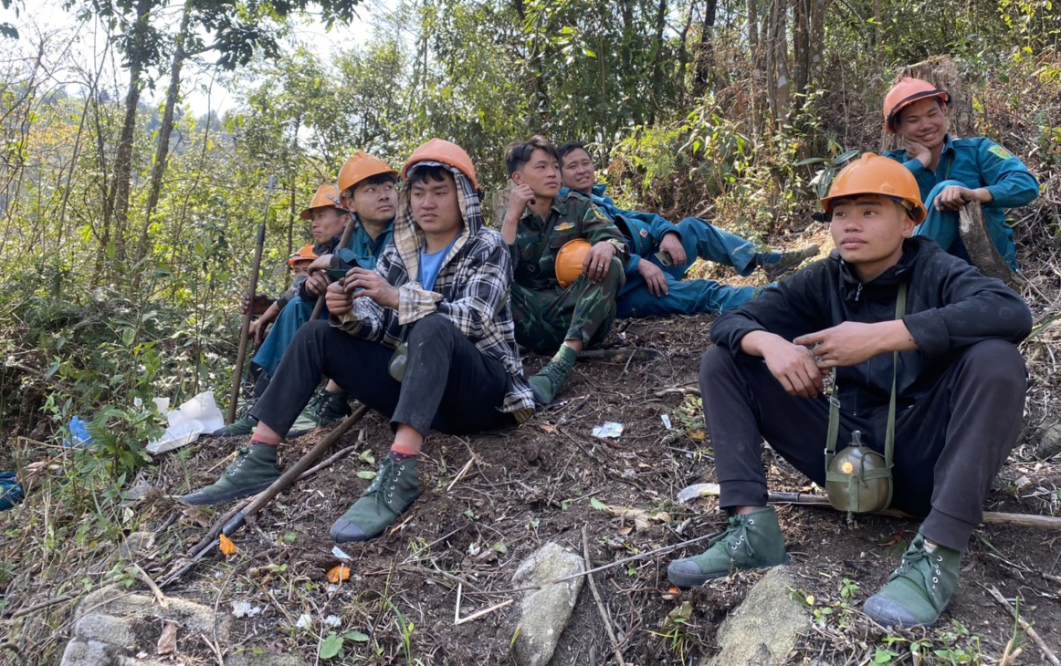 Lực lượng bám trụ ở các điểm cháy tranh thủ nghỉ ngơi. PSDT6.jpg