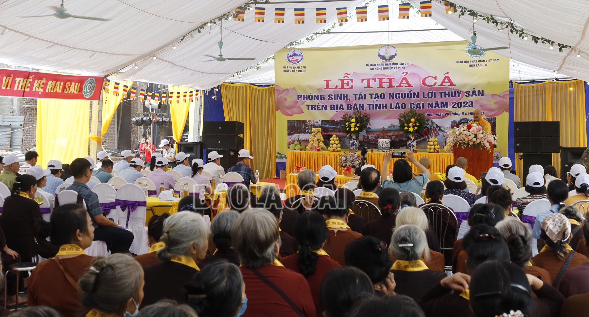 Rất đông đại biểu, phật tử và người dân tham gia Lễ thả cá phóng sinh. phongsinh2.jpg