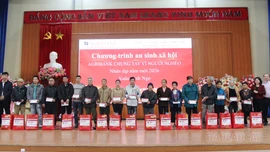 Agribank trao 100 suất quà Tết tại xã Bảo Hà