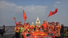 300 du khách xuyên đêm chinh phục đỉnh Fansipan