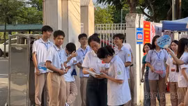 “Áo xanh" tiếp sức mùa thi - Lan tỏa tinh thần sẻ chia tại các điểm thi Lào Cai