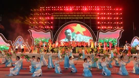 Hàng ngàn người dân đón xem Chương trình nghệ thuật đặc biệt “Bản hùng ca cách mạng”