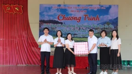 Công đoàn Học viện Chính trị quốc gia Hồ Chí Minh trao quà và học bổng cho học sinh có hoàn cảnh khó khăn tại Sa Pa