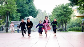 10 em nhỏ có hoàn cảnh đặc biệt ở Lào Cai về Thủ đô đón hè ý nghĩa