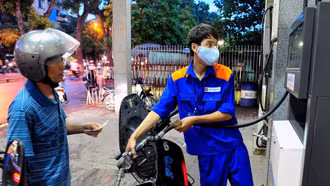Giá xăng dầu dồn dập tăng lần thứ 3 liên tiếp, RON 95 tiến lên mốc mới