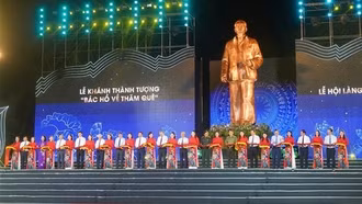 Khai mạc Lễ hội Làng Sen và khánh thành Tượng đài "Bác Hồ về thăm quê"