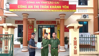 Công an Lào Cai trao trả 114 triệu đồng cho người chuyển nhầm tài khoản