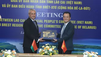 Phó Chủ tịch UBND tỉnh Giàng Quốc Hưng hội đàm với Đoàn công tác Đại sứ quán Cộng hòa Bê-la-rút và tỉnh Brét-xtơ