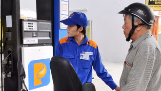 Giá xăng tăng vọt, RON 95 vượt 19.000 đồng/lít