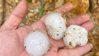 Mưa đá to bằng quả trứng ào ào trút xuống Hà Giang