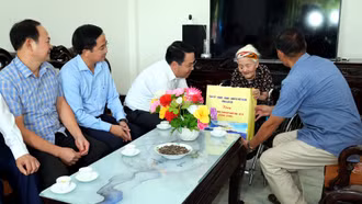 Chủ tịch UBND tỉnh Nguyễn Tuấn Anh thăm, tặng quà gia đình người có công xã Xuân Quang