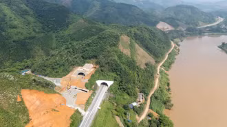 Đẩy nhanh tiến độ đào hầm xuyên núi tuyến cao tốc Nội Bài - Lào Cai