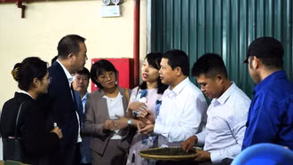 Đoàn đại biểu huyện Hà Khẩu (Trung Quốc) tham quan và khảo sát vùng chè tại huyện Mường Khương