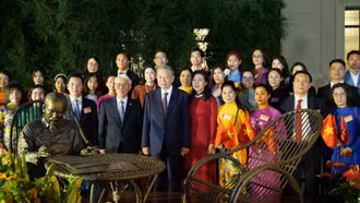 Tổng Bí thư, Chủ tịch nước Tô Lâm thăm và làm việc tại Đại sứ quán Việt Nam tại Trung Quốc