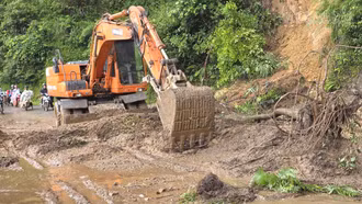 Mưa lớn gây sạt lở 19 điểm trên Quốc lộ 32, nhanh chóng thông tuyến