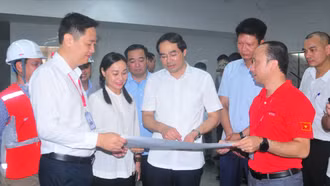 Đồng chí Trịnh Xuân Trường, Bí thư Tỉnh ủy, Chủ tịch HĐND tỉnh trao đổi với lãnh đạo Tập đoàn Central Retail Việt Nam