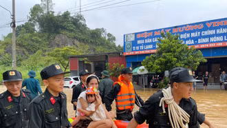 Khoảnh khắc đẹp của chiến sĩ công an nhân dân