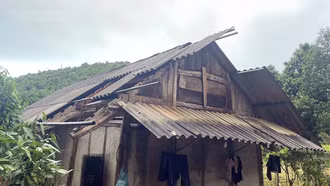 Lào Cai: Mưa lớn kèm dông lốc làm 1 người bị thương, 35 ngôi nhà bị tốc mái