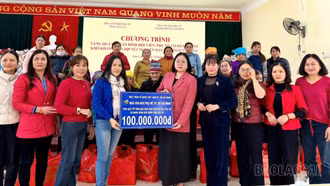 Hội LHPN tỉnh phối hợp trao quà Tết cho phụ nữ có hoàn cảnh khó khăn